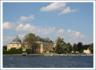 вид с воды издали на дворец Drottningholm