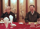 Справа √ бывший министр космической промышленности Китая Лю Диюань, выпускник МВТУ 1960-го года.