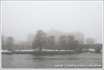 почти исчезнувший в тумане Парламент и мост Norrbro перед ним