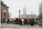русо-туристо - шумная компания школьников на фоне ратуши, исчезающей в тумане :)